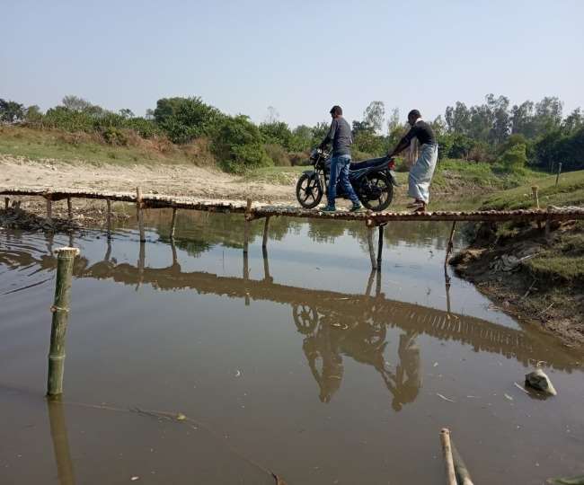 लखनऊ के कोनेश्वर घाट पर पुल नहीं होने से ग्रामीणों को काफी दिक्कतों का सामना करना पड़ता है।