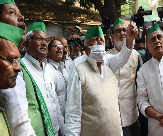 राजद कार्यालय में लालटेन का अनावरण करते लालू प्रसाद। जागरण