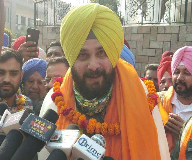 अमृतसर में मीडिया से बातचीत करते पंजाब कांग्रेस के अध्यक्ष नवजोत सिंह सिद्धू। (जागरण)