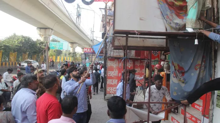अट्टा मार्केट में अतिक्रमण के खिलाफ नोएडा प्राधिकरण ने की कार्रवाई