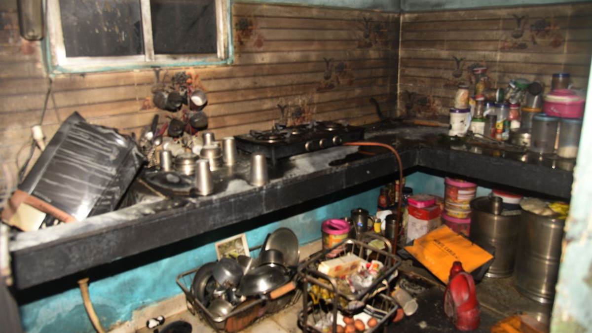 पटना में गैस रिसाव से झुलसे बेटे के बाद मां ने भी तोड़ा दम, नारायण  अपार्टमेंट में पसर गया सन्‍नाटा - Mother also died after her son got  scorched due to gas