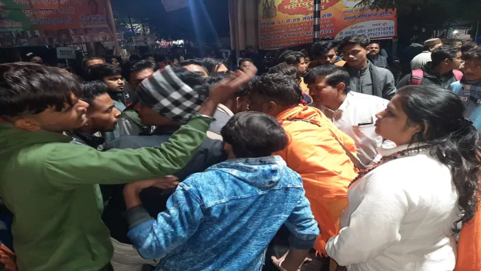 Misdeed after kidnapping in Bareilly: नैनीताल हाईवे पर जाम लगाते हिंदू संगठन के कार्यकर्ता। जागरण
