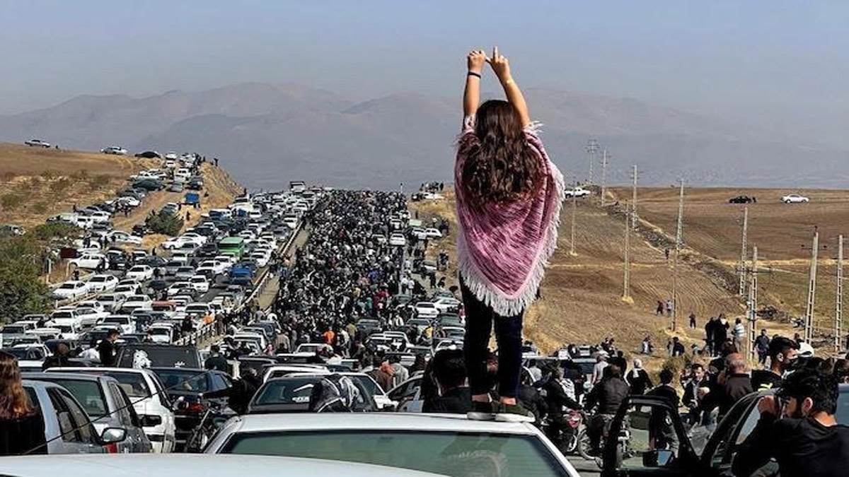 https://www.jagranimages.com/images/newimg/24112022/24_11_2022-iran-protest-girl_23225001.jpg