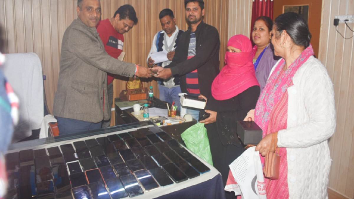 ऊधम सिंह नगर जिले से लापता 140 फोन बरामद, कुल की कीमत करीब 22 लाख - SOG Kashipur recovered 140 mobile missing in udham singh nagar