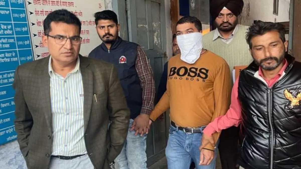 Hoshiarpur: दस हजार रिश्वत लेता पटवारी रंगे हाथ गिरफ्तार, डीएसपी विजिलेंस के नेतृत्व में की गई कार्रवाई