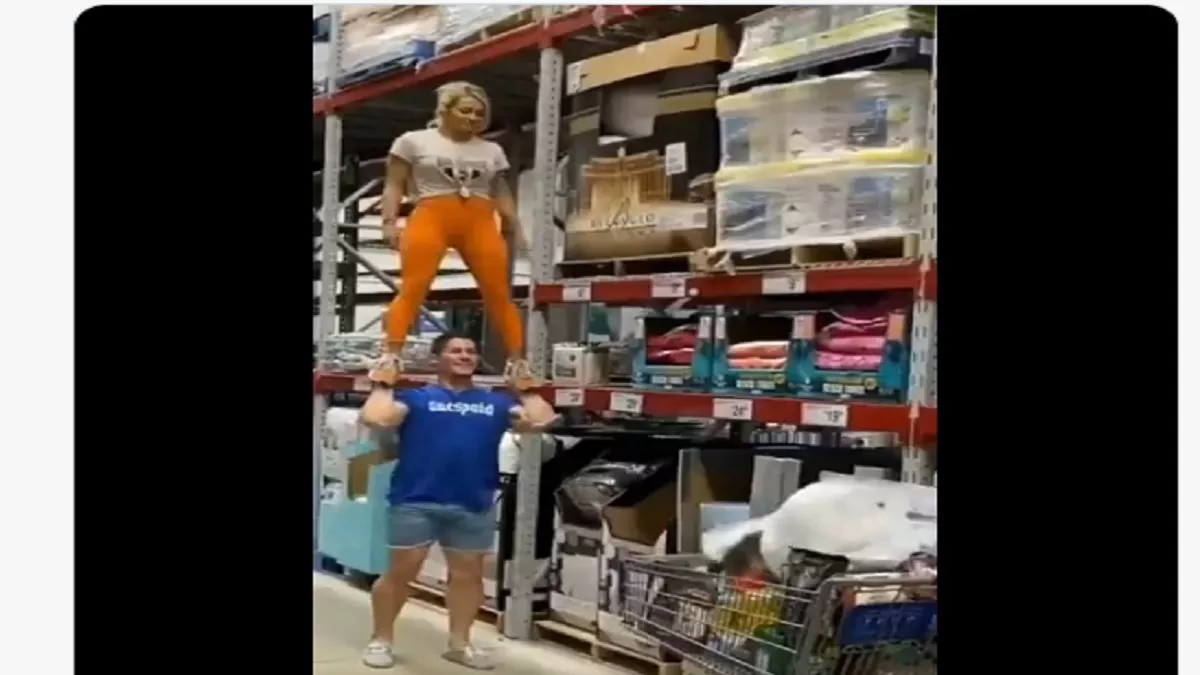 Viral Video: शॉपिंग मॉल में पति पत्नी ने दिखाया अपना टैलेंट, वीडियो देख हो जाएंगे हैरान