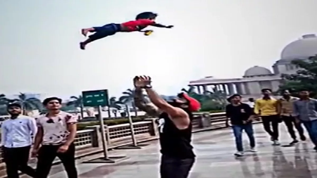 Viral Video: छोटे बच्चे को पिता ने हवा में उछाला, नीचे आने पर ऐसे किया कैच; वीडियो देख लोग हुए हक्का-बक्का