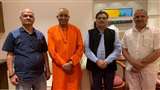 दाहिने से दूसरे नंबर पर हैं विष्णु त्रिपाठी