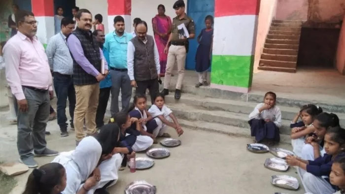 माध्यमिक शिक्षा निदेशक डा. कन्हैया प्रसाद श्रीवास्तव का औचक निरीक्षण (जागरण)