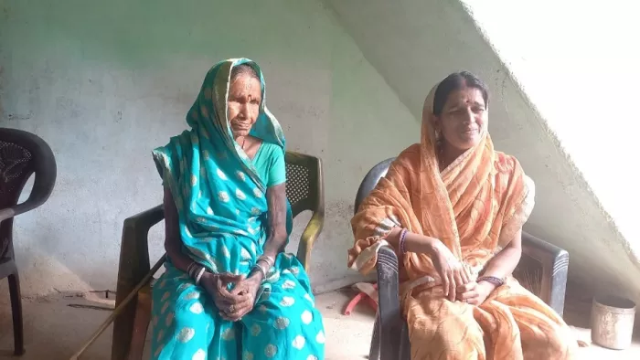 बिरनी के केशोडीह के सुरंग में फंसे मजदूर के माता व पत्नी घर पर चिंतित में बैठी हुई।