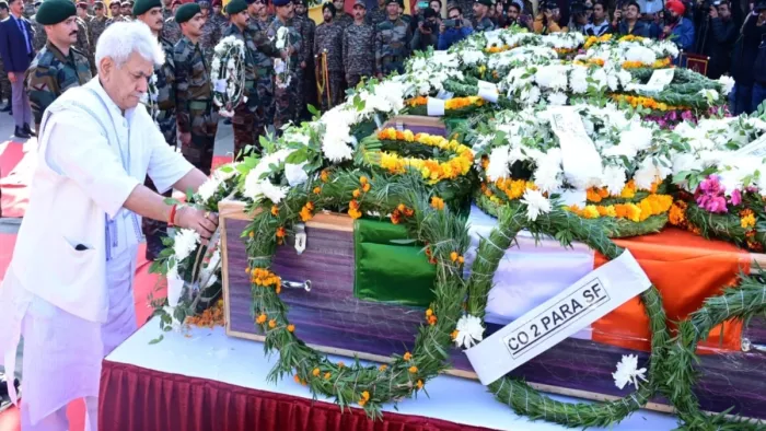 सम्मानपूर्वक घर भेजे गए बलिदानियों के पार्थिव शरीर, उपराज्यपाल मनोज सिन्हा ने दी श्रद्धांजलि।