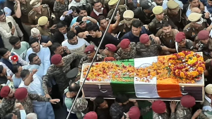 बलिदानी कैप्टन शुभम गुप्ता का पार्थिव शरीर लेकर सेना के जवान ताजगंज के प्रतीक एन्क्लेव स्थित आवास पर पहुंचे।