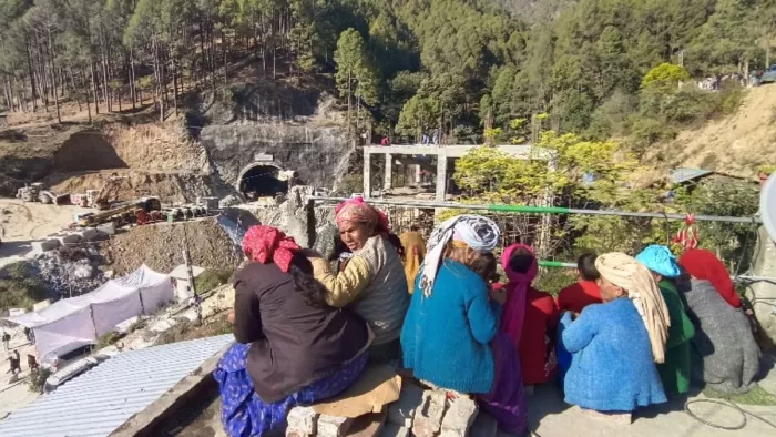 41 श्रमिकों को निकालने के लिए चलाए जा रहे बचाव अभियान की ओर टकटकी लगाए श्रमिकों के स्वजन