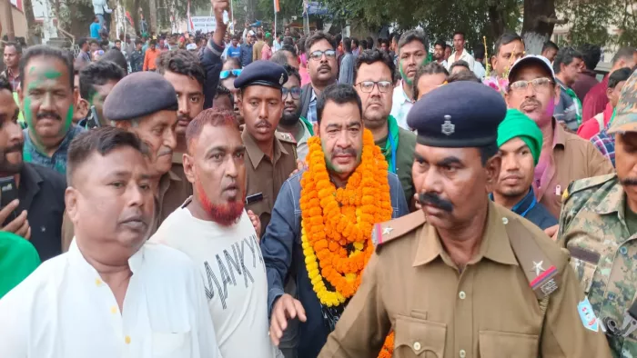 जीत के बाद पोस्ट आफिस चौक में समर्थकों के साथ जश्न मनाते मझगांव विधानसभा के झामुमो प्रत्याशी निरल पुरती।