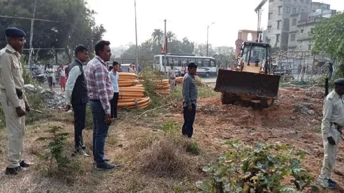 Deoghar News: देवघर में अचानक क्यों चलने लगा बुलडोजर? खड़े रहे अधिकारी; देखते रह गए लोग