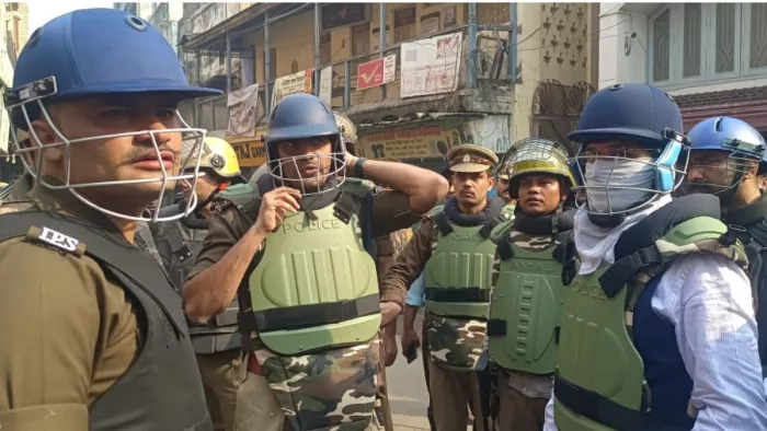 संभल में बवाल के दौरान उपद्रवियों पर आंसू गैस के गोले छोड़ते पुलिसकर्मी।