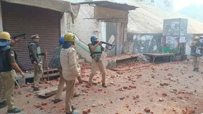 छर्रे व पत्थर लगने से 15 पुलिस कर्मी घायल