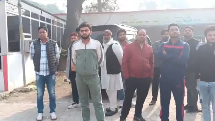 अखिलेश से मिलने जा रहे कार्यकर्ताओं को पुलिस ने रोका