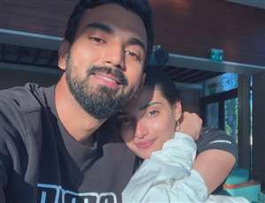 Athiya Shetty को अच्छे लगते हैं फूल, क्रिकेटर केएल राहुल ने ऐसे पूरी की ख़्वाहिश, देखें तस्वीरें