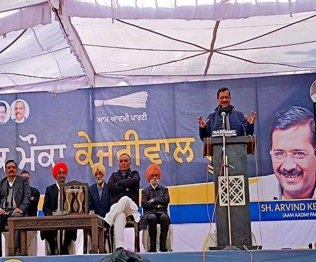 अमृतसर एयरपोर्ट पर मीडिया से बातचीत करते हुए अरविंद केजरीवाल। जागरण