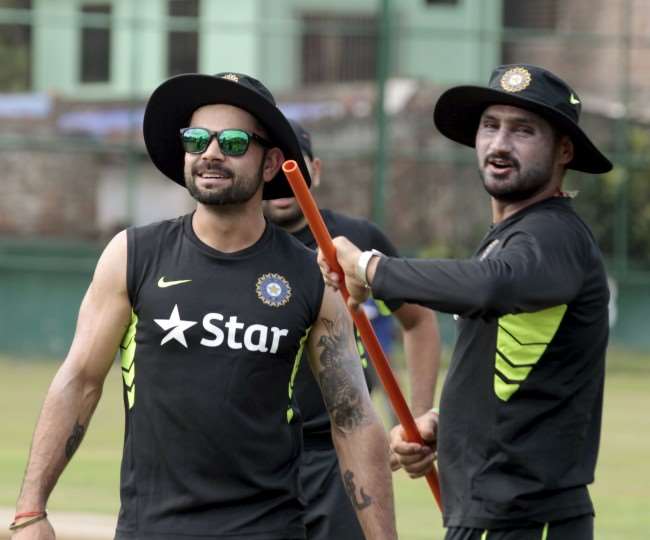 विराट कोहली के साथ हरभजन सिंह (फोटो ट्विटर पेज)