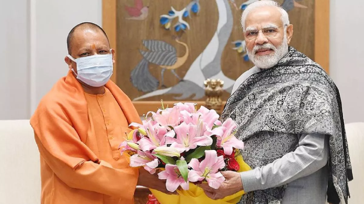 CM Yogi In Delhi: मास्‍क पहन पीएम मोदी से म‍िले सीएम योगी फ‍िर दो गज की  दूरी पर बैठ की मुलाकात - CM Yogi met PM Modi wearing a mask then  Conversation