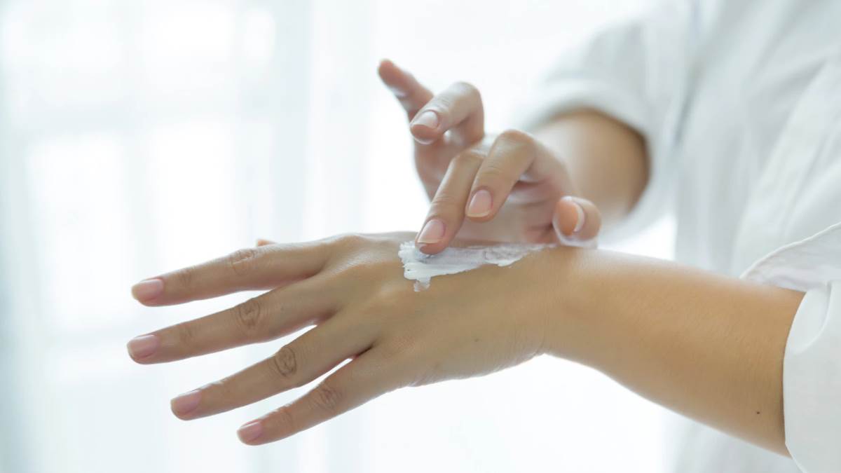 https://www.jagranimages.com/images/newimg/24122022/24_12_2022-dry_hand_care_tips_f_23268654.jpg