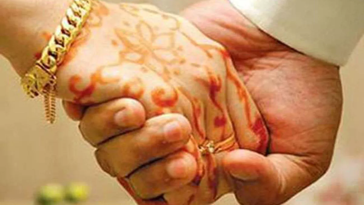 Dehradun News : हिंदू युवक से मुस्लिम युवती की शादी को लेकर एसडीएम कोर्ट परिसर में हंगामा हो गया।