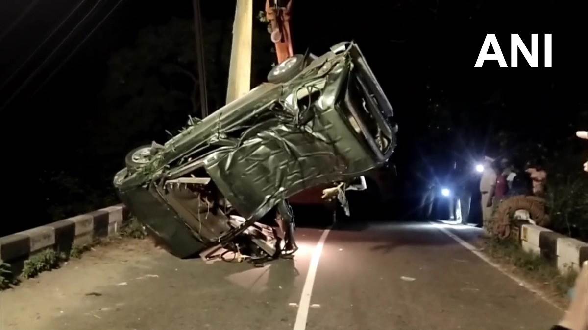eight devotees died car plunged into a deep pit at kumuli mountain pass in theni tamilnadu