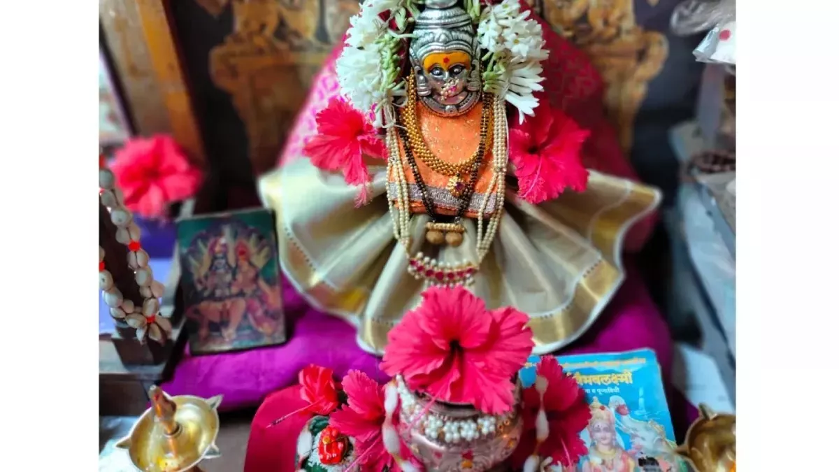 Vaibhav Lakshmi Vrat Vidhi: शुभ फलदायी है माता वैभव लक्ष्मी का व्रत, यहां जानें पूजन की संपूर्ण विधि और नियम