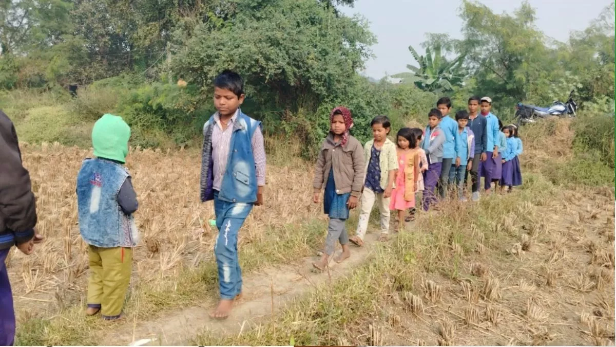 Aurangabad News: 1975 में बने विद्यालय में छात्रों के आने-जाने का नहीं है रास्ता, बारिश होने पर विद्यालय जाना छोड़ देते हैं छात्र