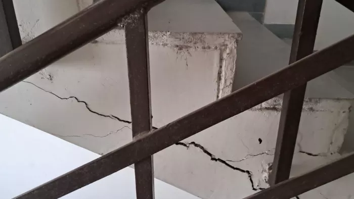 टावर सी की सीढ़ियों और बेसमेंट के पिल्लरों में दिखने लगीं दरारें