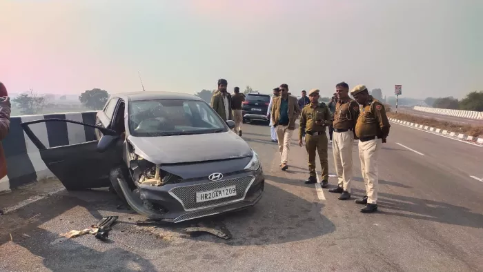 Fatehabad Crime News: क्षतिग्रस्त कार की जांच करते हुए पुलिस कर्मचारी। जागरण।