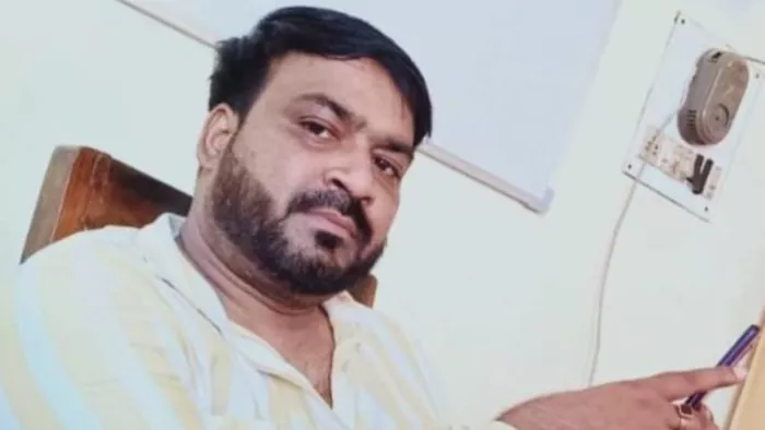 डीएम कार्यालय के पूर्व स्टैनो पर डेढ़ लाख रिश्वत लेने का आरोप, पीड़ित ने SP से की कार्रवाई की मांग
