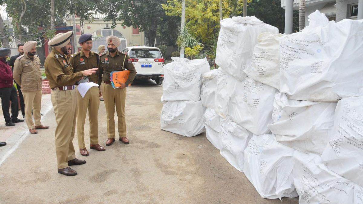 15 lakh banned pills brought via gujarat and up 12 accused involved in illegal drug trade arrested