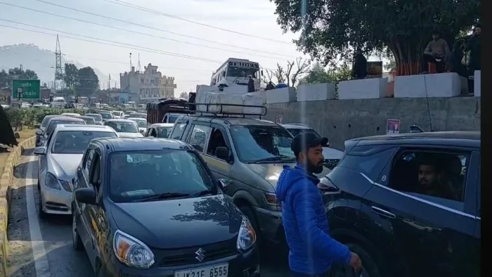 Hingni traffic stopped: वाहनों को रोक दिए जाने के कारण ऊधमपुर के जखैनी में लगा जाम।