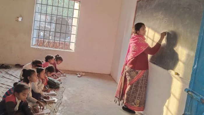 गुरुजी के न आने का ठिकाना और न जाने का, भगवान भरोसे हो रही पढ़ाई