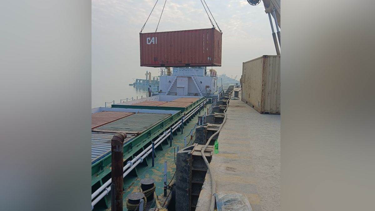 https://www.jagranimages.com/images/newimg/24122023/24_12_2023-malwahak_ship_in_patna_23612538_145815122.jpg