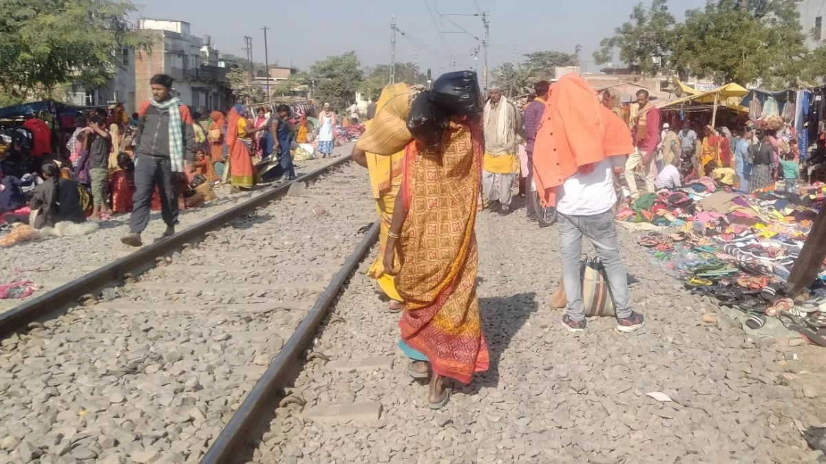 Saharsa News: रानीबाग रेलवे ट्रैक किनारे हर शाम सजती हैं दुकानें, कभी भी घट सकती है बड़ी दुर्घटना
