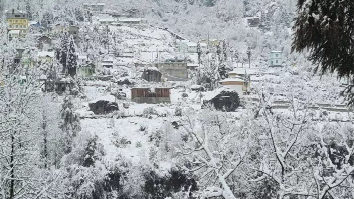 Jammu Kashmir Weather News: गुलमर्ग समेत कुछ उच्च पर्वतीय इलाकों में हलकी बर्फबारी। फाइल फोटो