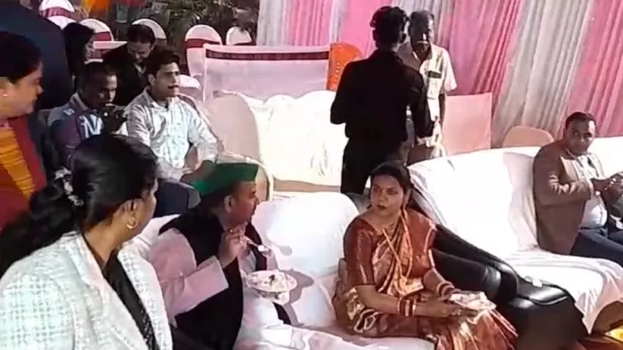 अरवल की जिलाधिकारी वर्षा सिंह के बेटे के जन्मदिन पर तेज प्रताप यादव (जागरण)