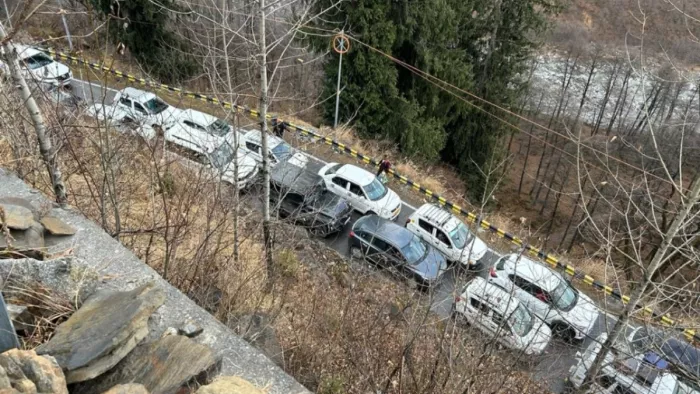 अटल टनल से सोलंगनाला के बीच लगा भारी ट्रैफिक जाम