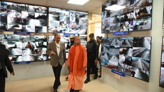 जंक्शन पर निरीक्षण करते मुख्यमंत्री योगी आदित्यनाथ व जानकारी देते उत्तर मध्य रेलवे के महाप्रबंधक उपेंद्र चंद्र जोशी। सौ सीपीआरओ