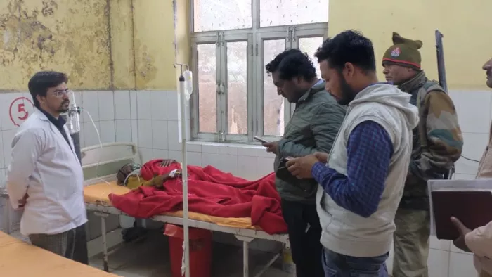 Mainpuri News: मैनपुरी में किसान ने किया आत्मदाह का प्रयास, अस्पताल में इलाज के दौरान चिकित्सक व अन्य।