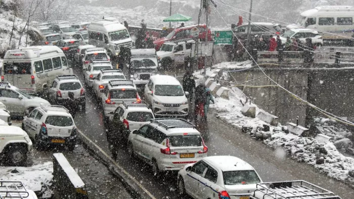 हिमाचल प्रदेश में बर्फबारी से सड़क पर जाम लग गया है (एजेंसी)
