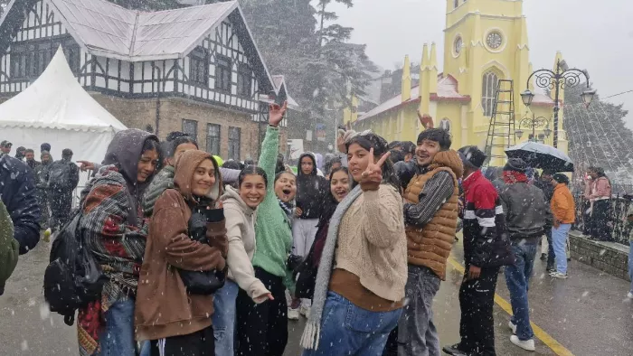 शिमला के रिज मैदान में सैलानी व स्थानीय लोग हिमपात का आनंद लेते हुए। (फोटो- जागरण)