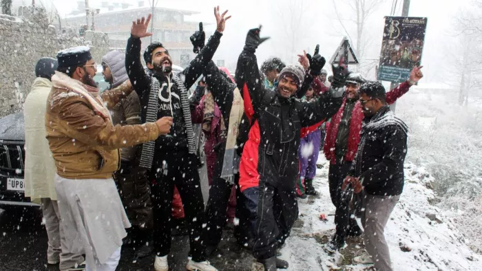 Himachal Pradesh Snowfall: बर्फबारी का लुत्फ उठाते पर्यटक (जागरण फोटो)