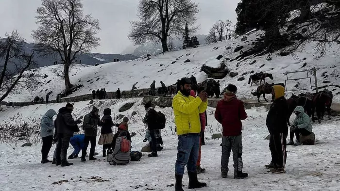 पर्यटकों को खूब लुभा रही है कश्मीर में पहाड़ों पर बर्फबारी ( फोटो- जागरण)