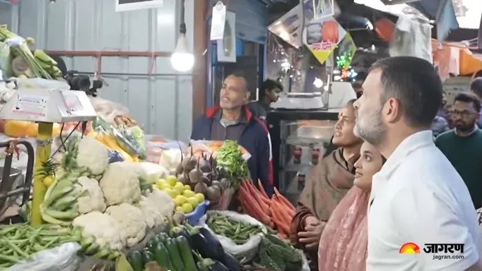 सब्जी मंडी पहुंचे राहुल गांधी, महंगाई पर की बात (फोटो-एक्स)