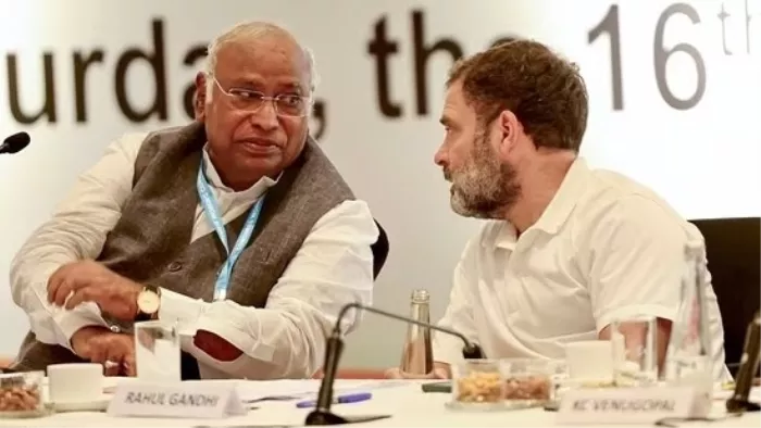 कांग्रेस के राष्ट्रीय अध्यक्ष मल्लिकार्जुन खरगे, साथ में राहुल गांधी। फोटो- ANI